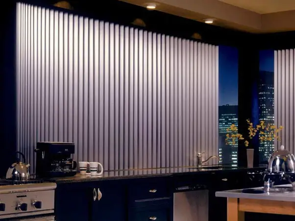 Алюминиевые вертикальные жалюзи на кухне