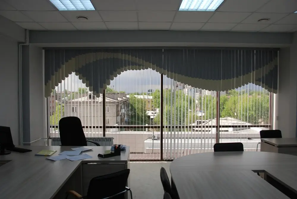 Мультифактурные вертикальные жалюзи на панорамных окнах в кабинете