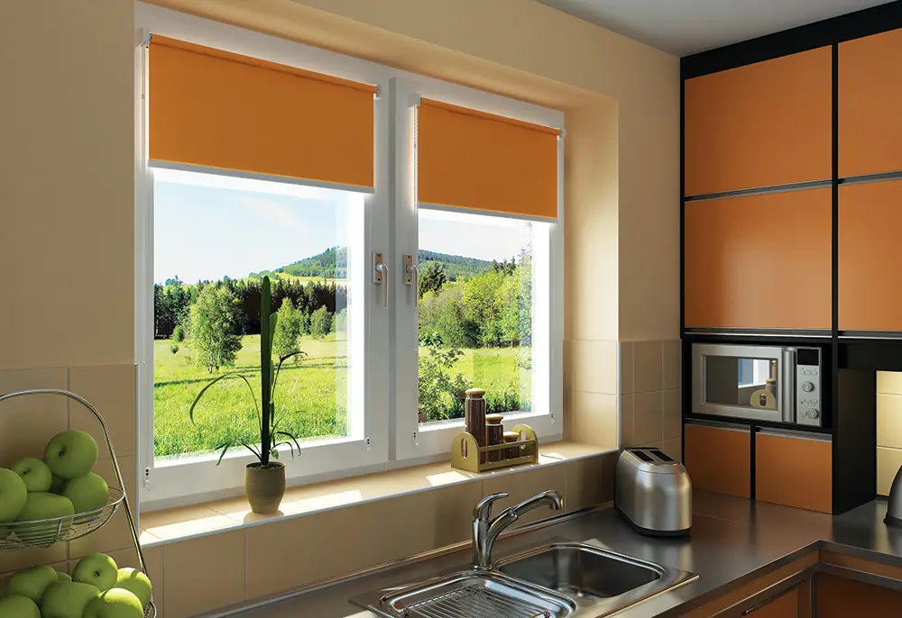 Рулонные шторы на створках кухонного окна