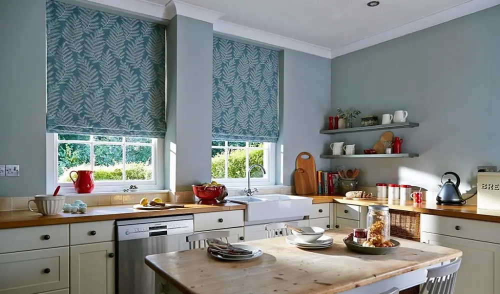Римские шторы из плотной ткани с рисунком на кухне