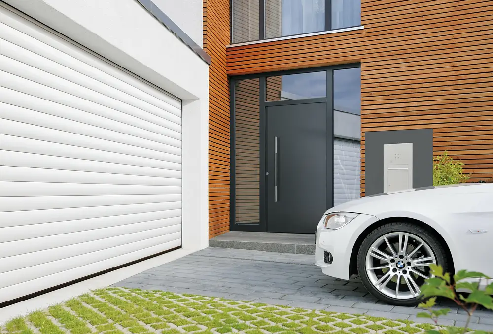Рулонные гаражные ворота - эргономичное решение для въезда в гараж