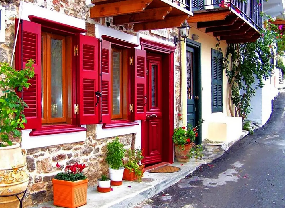 В Греции до сих пор многие дома украшены ставнями