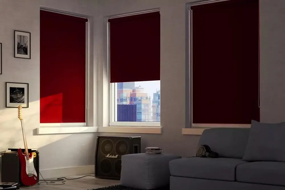 Контрастные рулонные шторы blackout для домашней студии